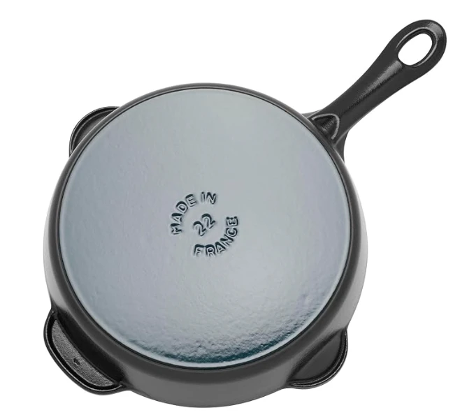 Chảo gang Staub có miệng rót 22cm 1.69L màu đen (1029475)