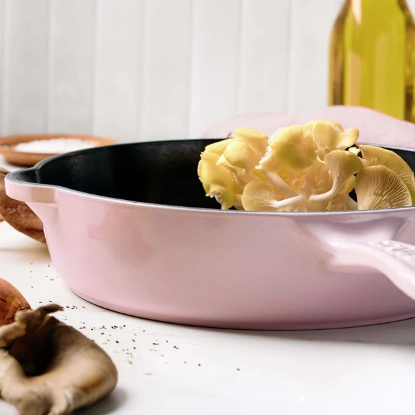 Chảo gang Staub có miệng rót 22cm 1.69L màu hồng Sorbet (1032974)