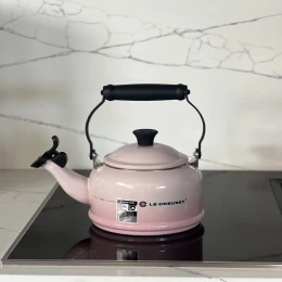 Ấm đun nước bếp từ Le Creuset màu hồng 1.1L (40103027770000)