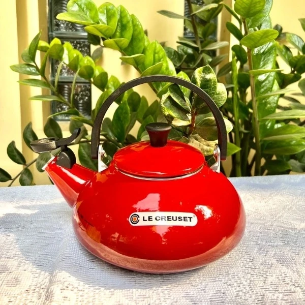 Ấm đun nước Le Creuset Kettle 1,5L màu đỏ 92000900