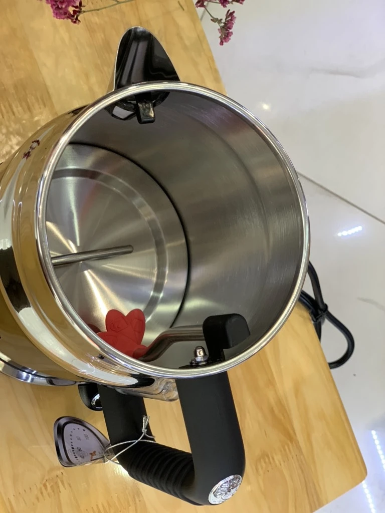 Ấm siêu tốc Russell Hobbs Retro 1,7L màu đen