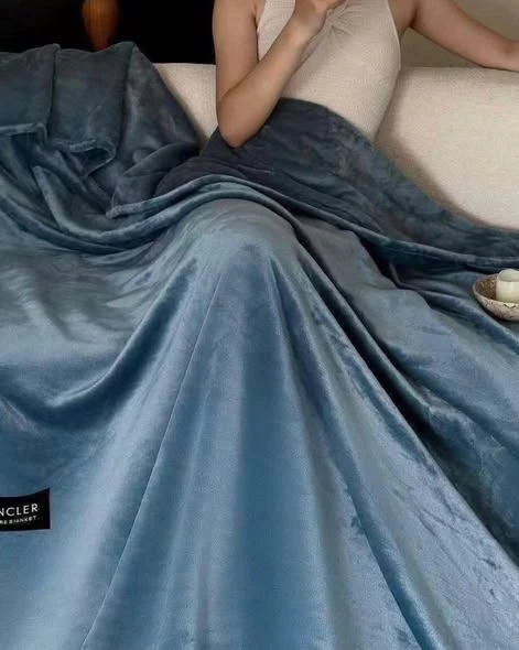 Chăn Moncler - Crytal Plush Size Queen 248x233 (còn số 5)
