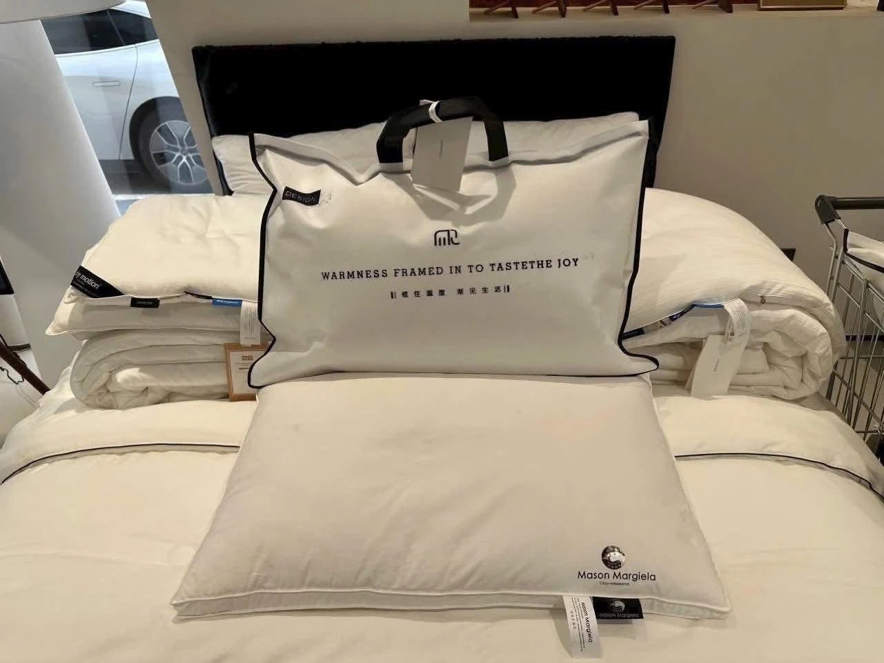 GỐI LÔNG NGỖNG TRẮNG MASON MARGIELA TỪ L’M MESER (1 CÁI)