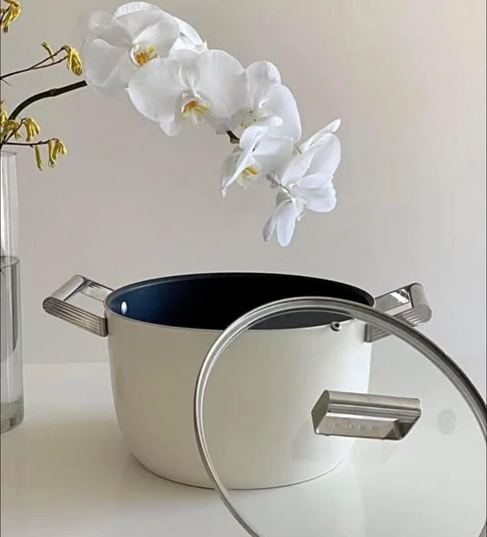 Nồi Smeg Casserole CKFC2411CRM 24cm, 4,7L - Màu kem