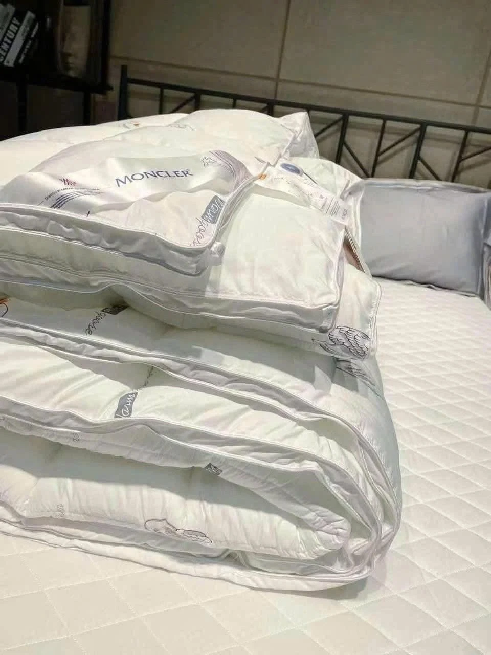 RUỘT CHĂN LÔNG VŨ MONCLER PHÁP 200x230cm