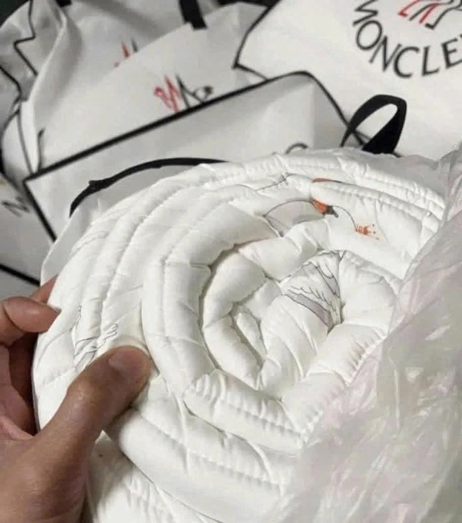 RUỘT CHĂN LÔNG VŨ MONCLER PHÁP 200x230cm