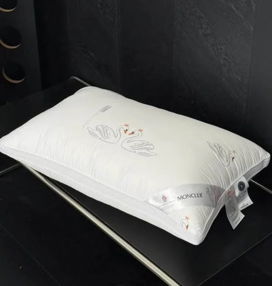 Set 2 gối Moncler size 48x74cm