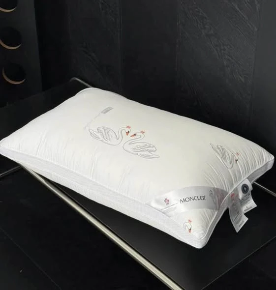 Set 2 gối Moncler size 48x74cm