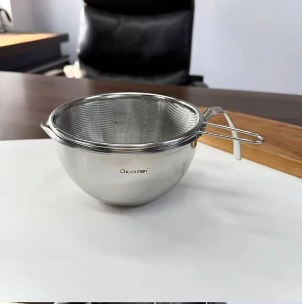 Ca đong rót kèm giỏ lọc C1016 CHOCKMEN 15cm, inox 18/10, model: CKM-JY15CPB