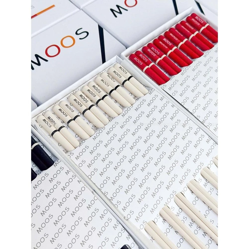 Hộp 12 đôi đũa Moos màu đỏ